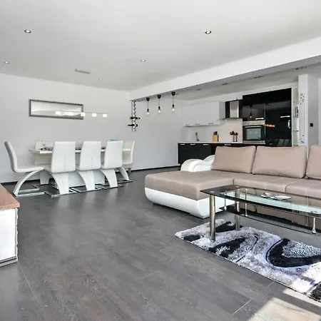Holiday home Gorgeous In With Jacuzzi