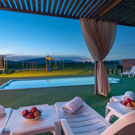 Holiday home Gorgeous In With Jacuzzi Trilj
