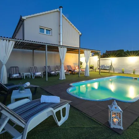 Gorgeous In With Jacuzzi Сasa de vacaciones Trilj